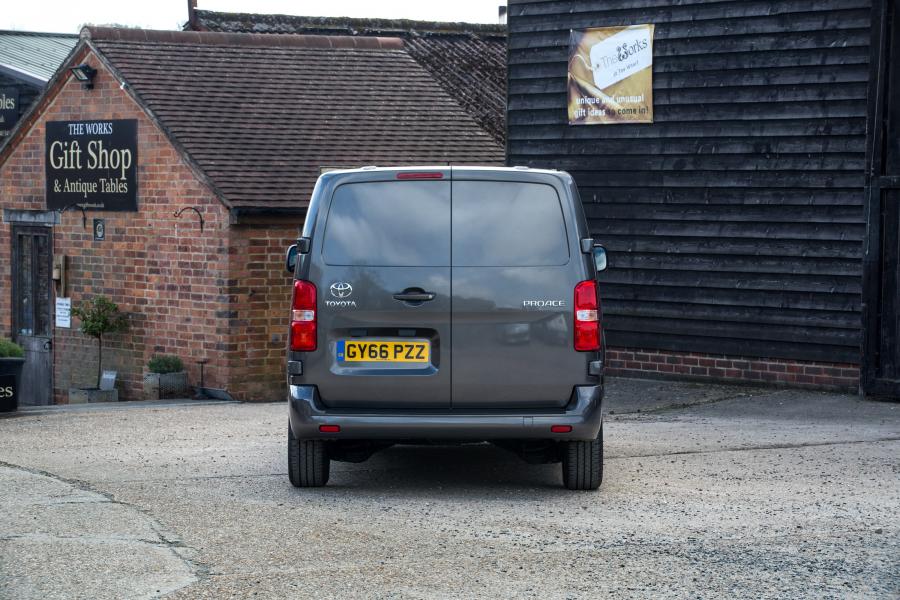  Toyota ProAce Van 2017 года  (UK) (фото 16 из 29)
